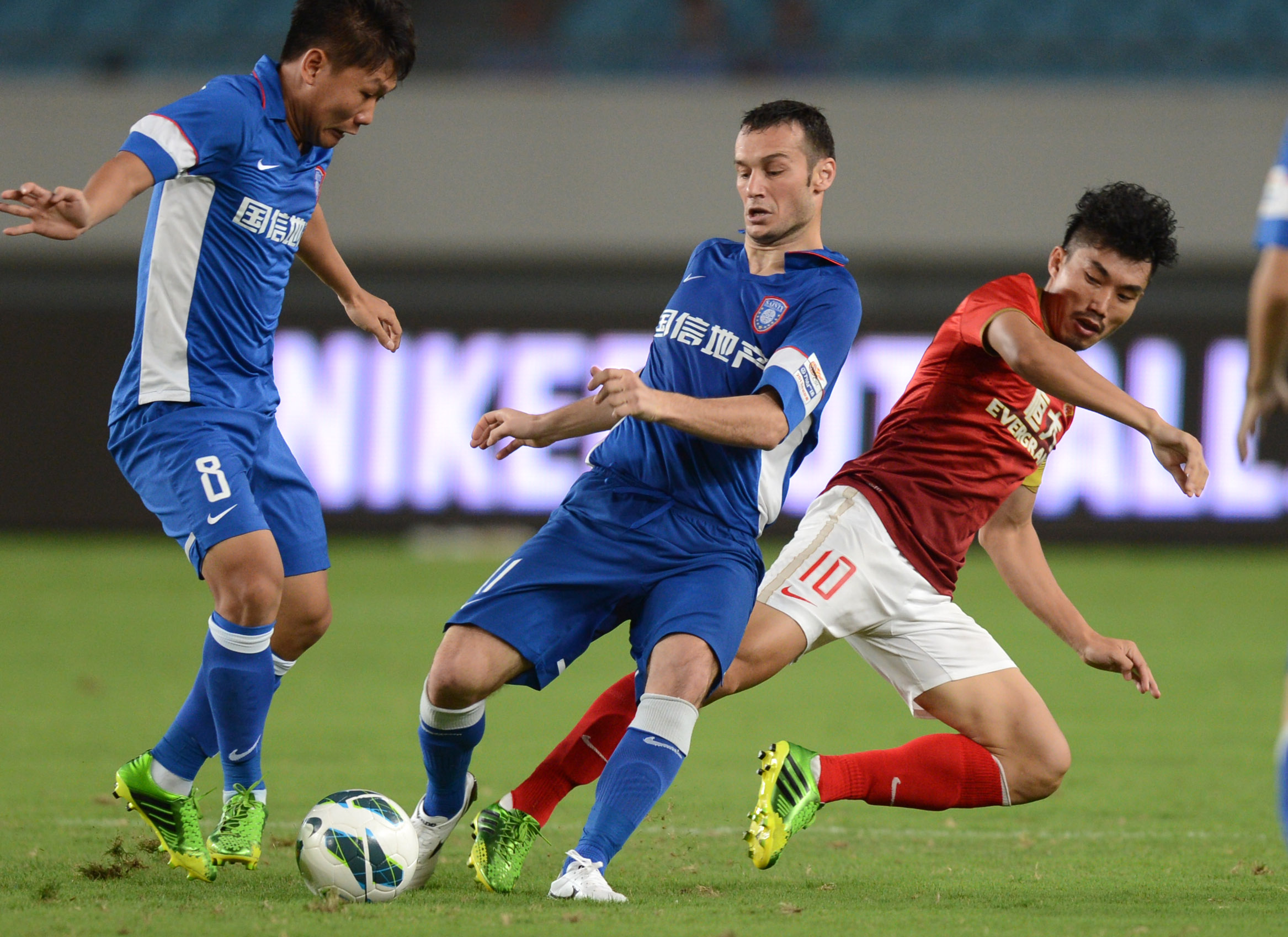 欧冠今夜观赛指南：枪手迎战强敌拜仁，皇马客场出征盼洗颓（欧冠今夜前瞻：阿森纳硬碰拜仁，皇马客战力求止颓）