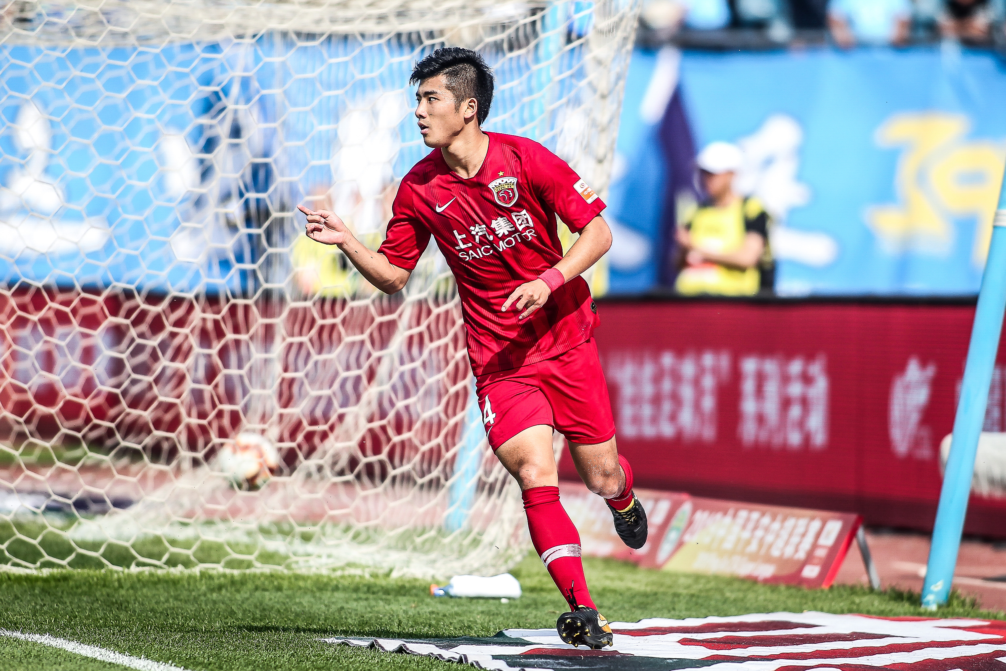 足球欧洲杯训练场出现意外，球员脚踝受伤（欧洲杯训练场突发意外，球员脚踝受伤）