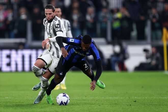 普利西奇成为英雄，AC米兰逆转都灵，重返意甲榜首（普利西奇一锤定音，AC米兰逆转击败都灵，重登意甲榜首）