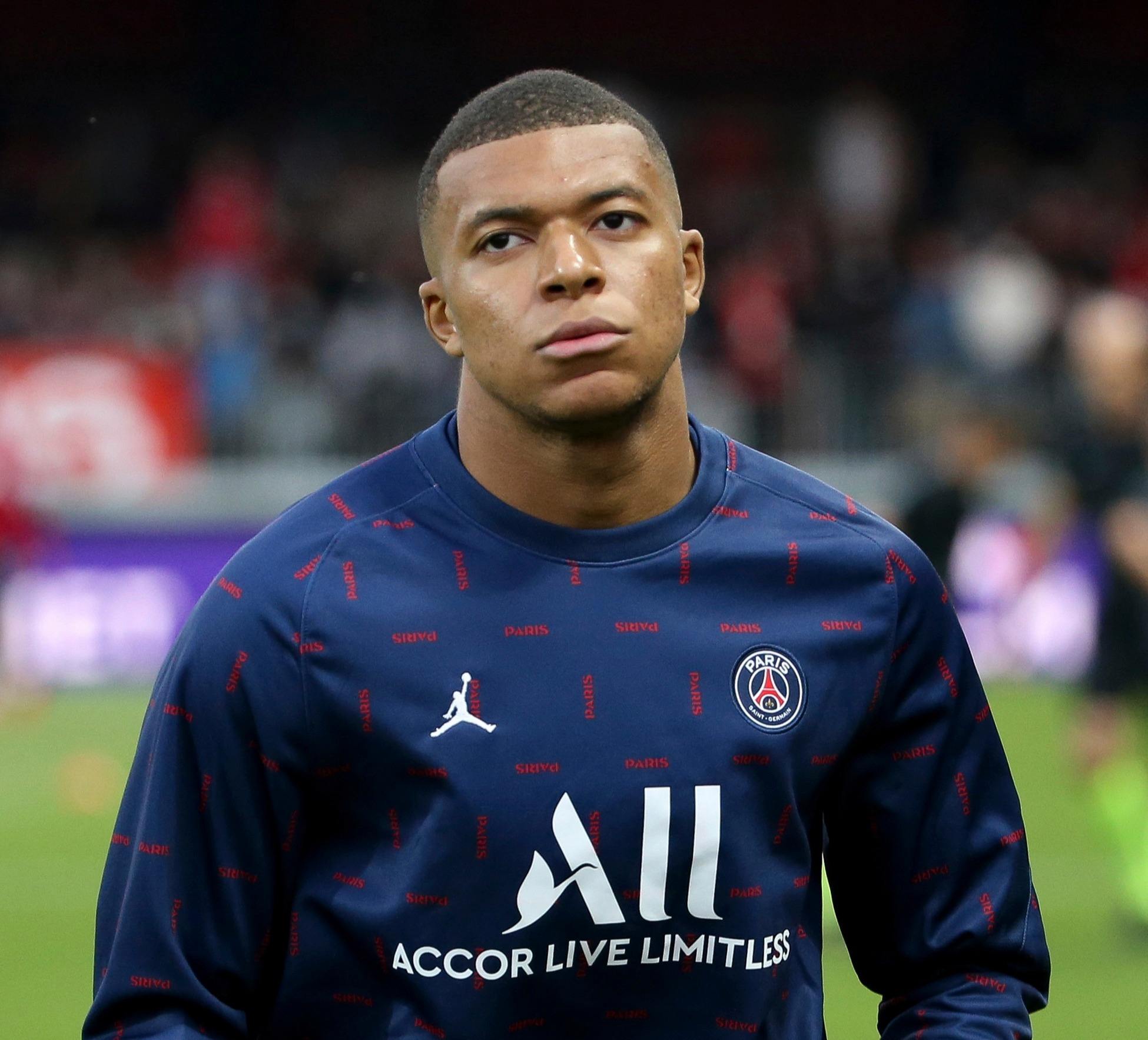 体坛：狼队想与徐彬签约4-5年，球员已搭乘航班前往英国