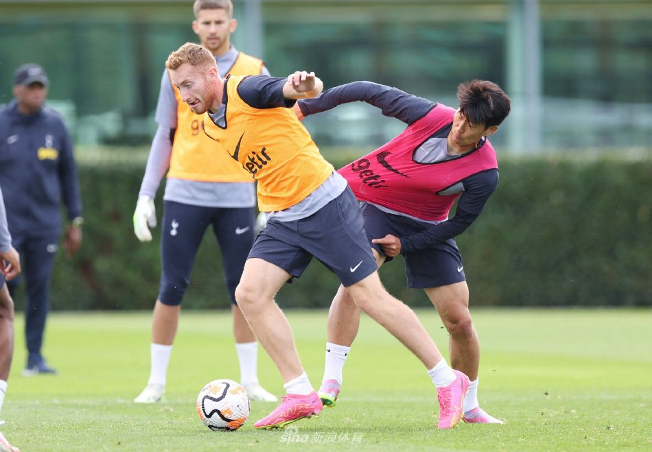 亚冠激战：柔佛VS上海海港，收官之战谁能笑傲？（亚冠终章：柔佛迎战上海海港，谁将笑到最后？）