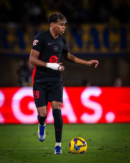 世界杯震撼一幕：孙颖莎让分全场掌声，赛场对手忍不住竖大拇指