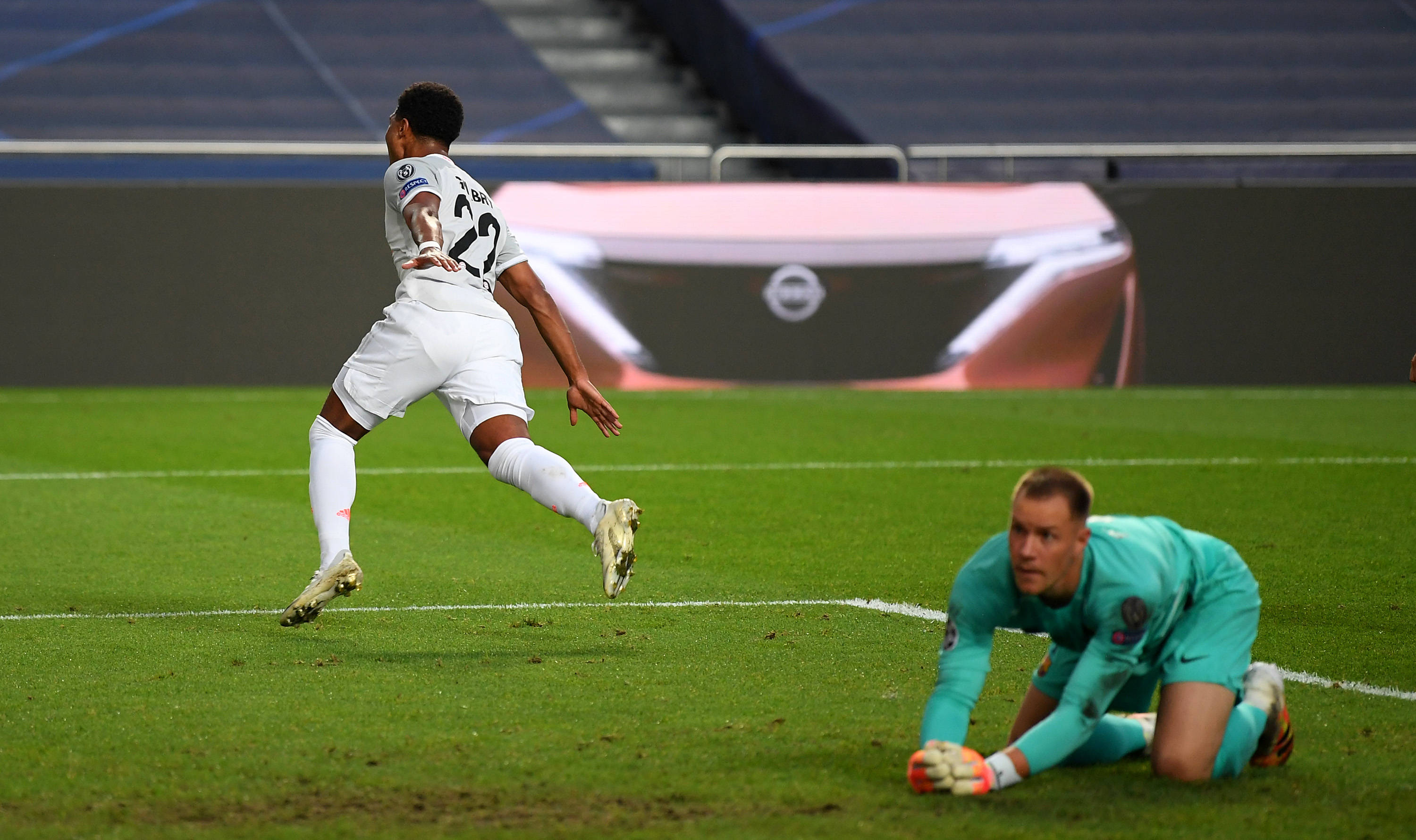 里程碑，海港中场徐新已为中国俱乐部出战200场比赛