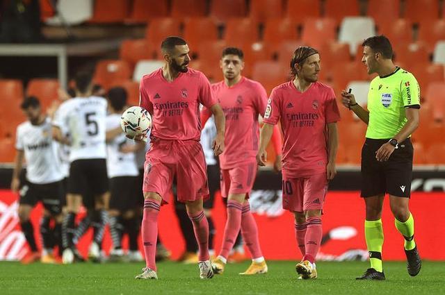 图片报：多特高层需要考虑是否在明年夏天提前出售阿德耶米（图片报：多特管理层权衡明夏是否提前出售阿德耶米）